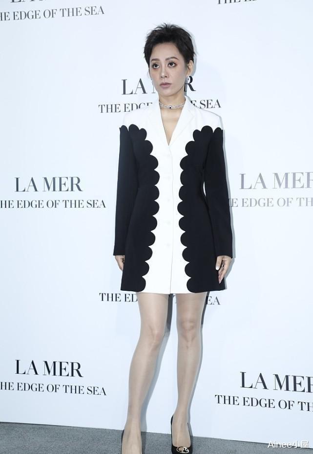 Ainee小屋|宁静这么穿有点拉低气质，拼色短裙勾勒S曲线，叫人不好意思看