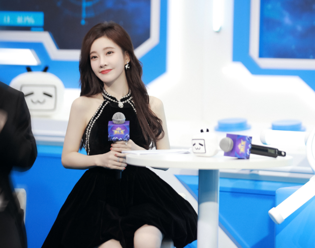 冯提莫|冯提莫闪耀BLS红毯，露肩短裙性感亮相，气质出众造型获网友称赞