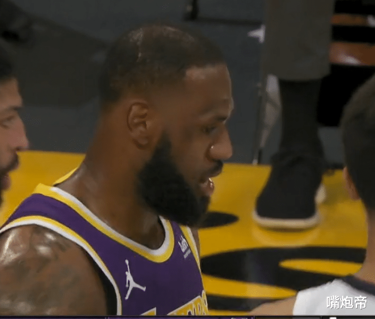 湖人队|詹皇怒了！遭压哨轰炸大比分落后，双手叉腰不退场，久久沉默不语