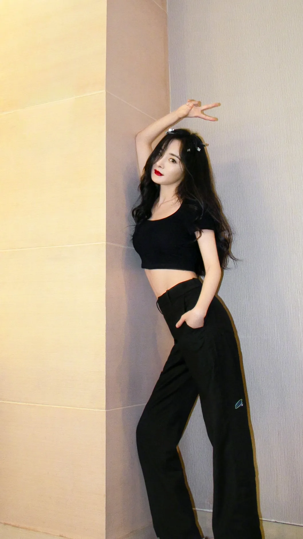 杨幂|杨幂的“渣女”站姿火了！腰和屁股凹成90度，这操作绝了…