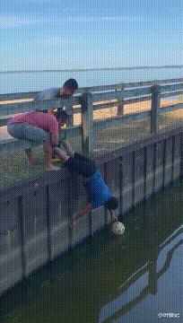 小叶娱记 “这是我新交的女朋友，兄弟们羡慕吧~”确定是女的？