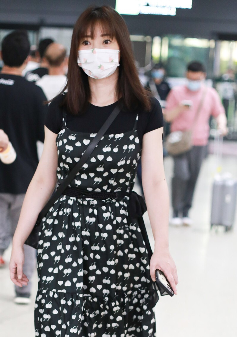 BiuFashion|柳岩对好身材不屑一顾，身穿碎花裙很清新，展现别样的清纯魅力