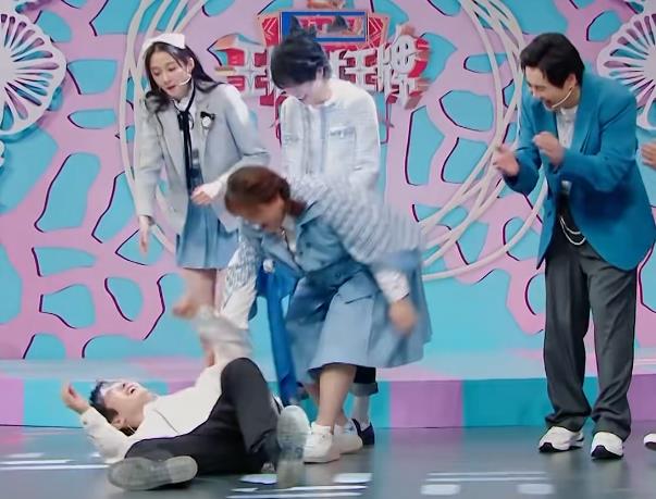 黄晓明|黄晓明摔在地上，发现关晓彤裙子太短，下一秒反应暴露真实素质