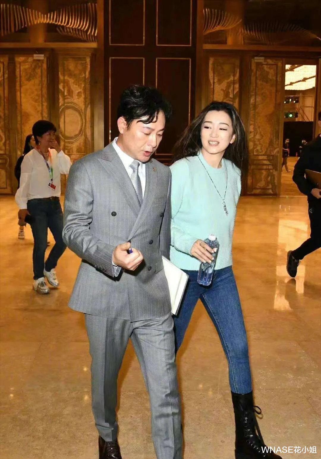 WNASE花小姐 巩俐最新穿搭火了!几身搭配显瘦显年轻,照着穿时髦极了