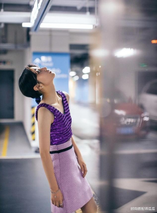 張子楓活動造型好“災難”，穿深紫亮片上衣太顯老氣，網友：衣品堪憂-圖2