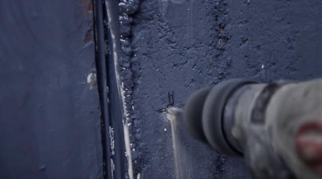 国外一达人把石膏板裁成六角砖装饰墙面，还会闪闪发光，太炫酷了