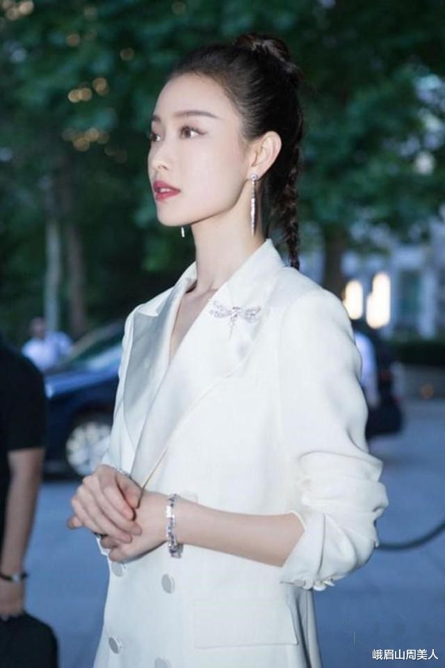 倪妮|倪妮走红毯真放得开，一袭“吊带裙”美成焦点，一般人驾驭不了