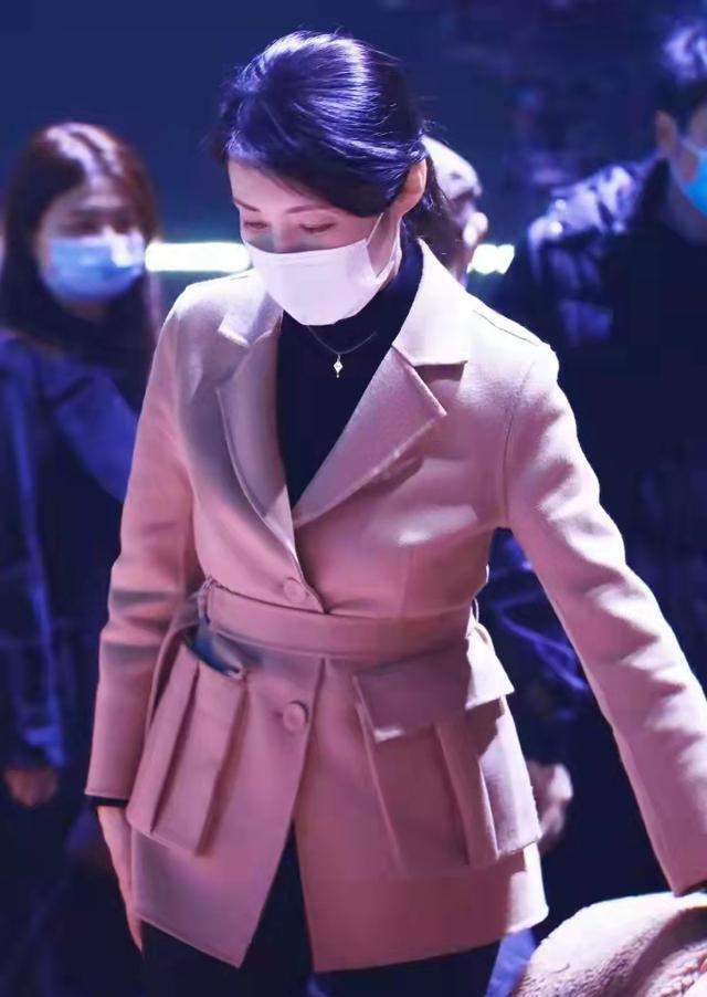 周涛|52岁周涛不愧是央视一姐，穿毛呢大衣搭黑裤，素颜上镜展示真气质