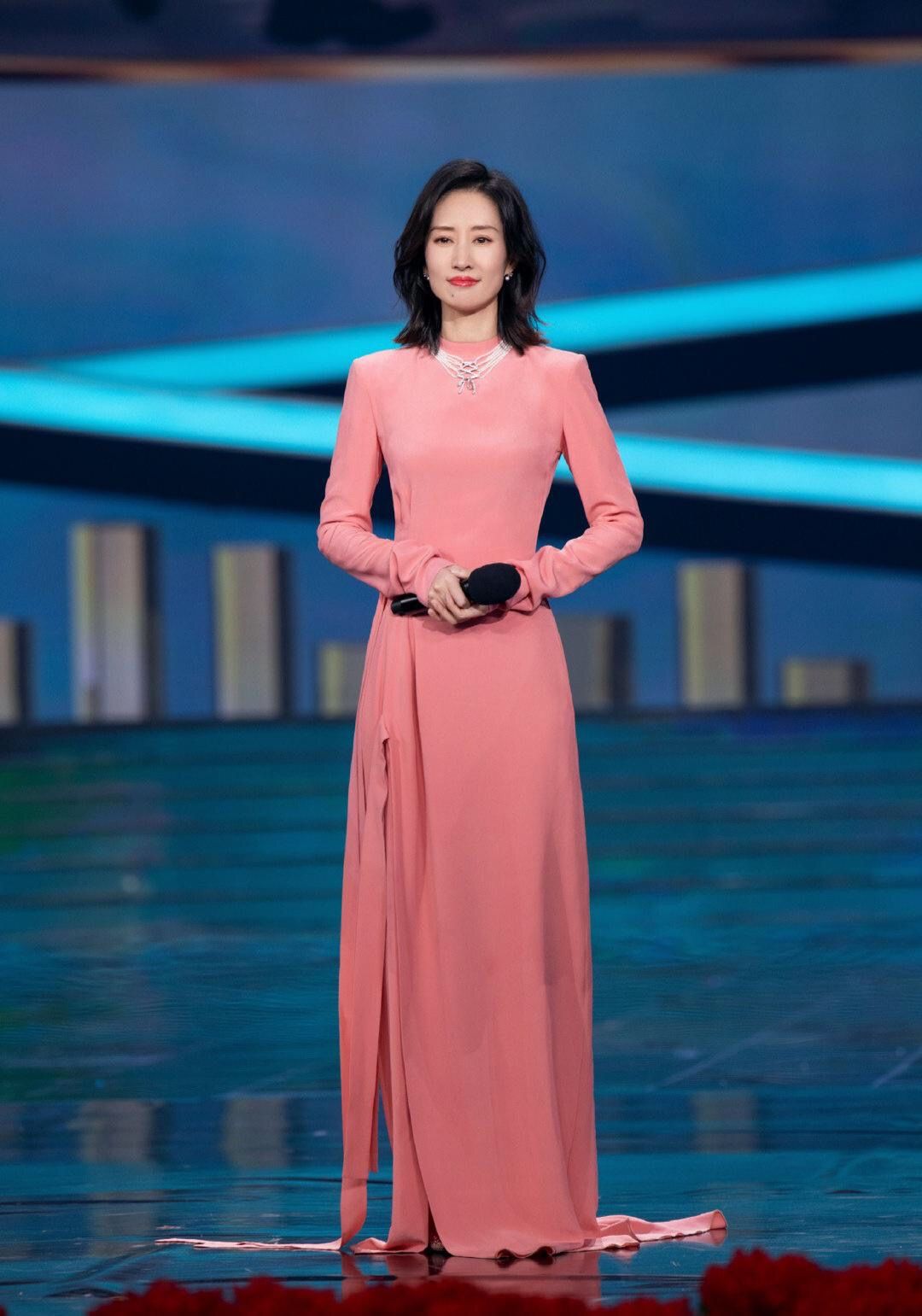 潮帮先生 刘敏涛还是淡雅点耐看,穿星空透视裙配浓妆,太艳丽反而有些显老