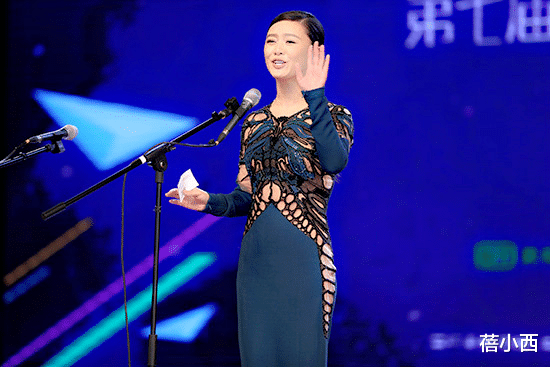 蓓小西|田海蓉年纪越大“尺度”就越大!穿紧身裙多处镂空,人美气质真好