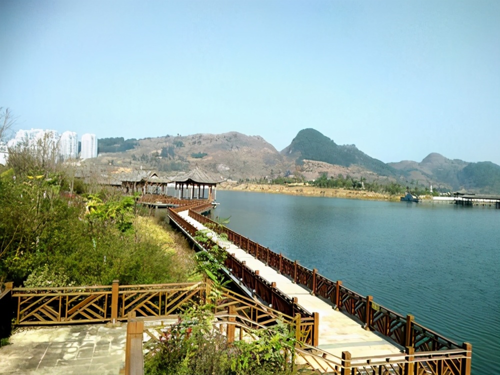 一起六六 贵州最奇葩的一座桥:投资十亿建成,被两只金色大手抬起桥面!