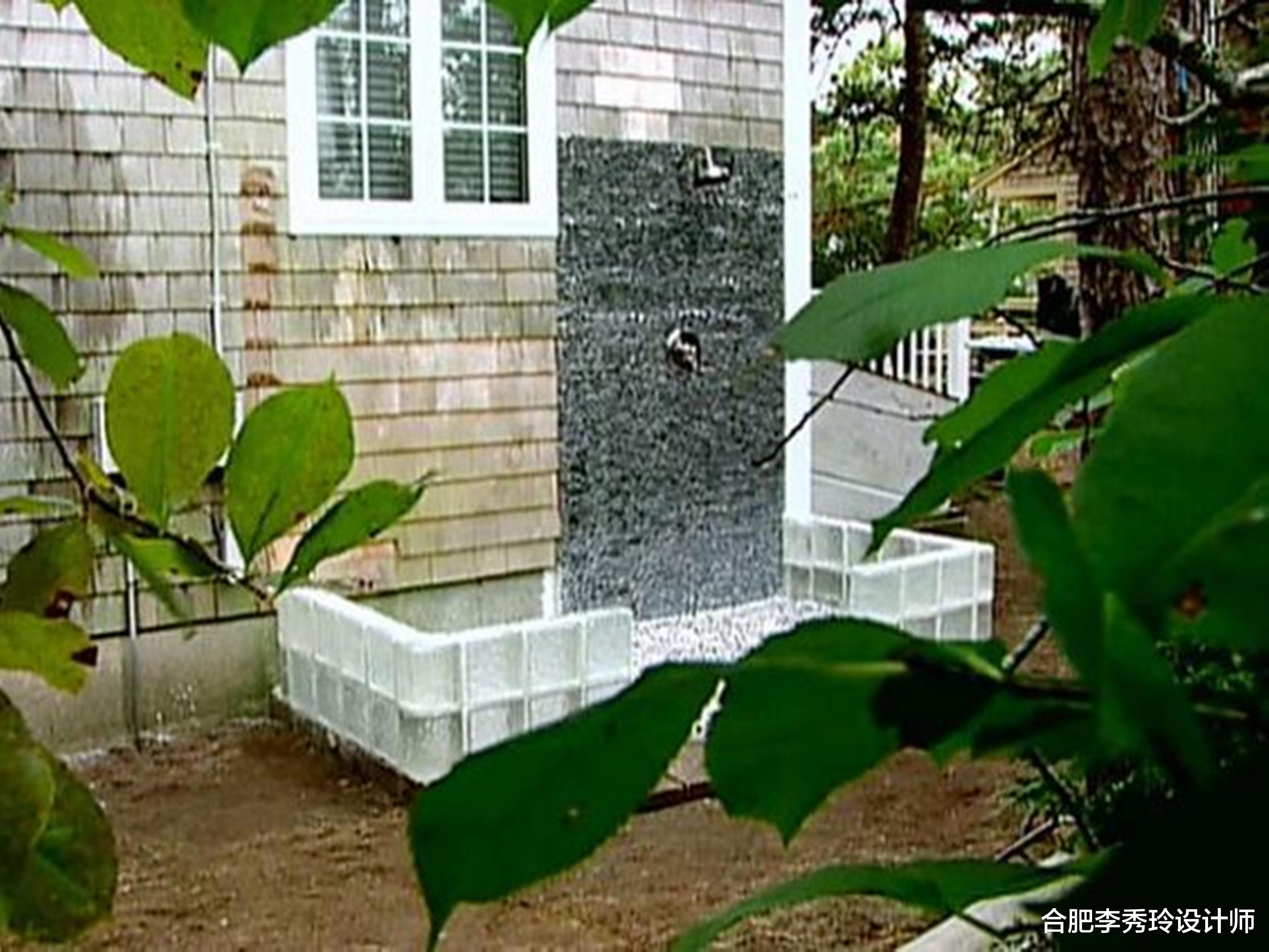 玻璃砖砌完墙，剩余11块铺在院子花圃里，比红砖块的效果要漂亮