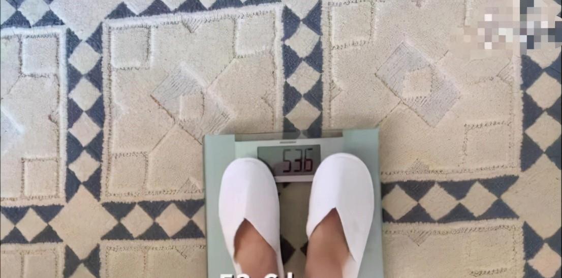 许晴 52岁的许晴减重15斤后，身材依旧凹凸有致，网友：太羡慕了