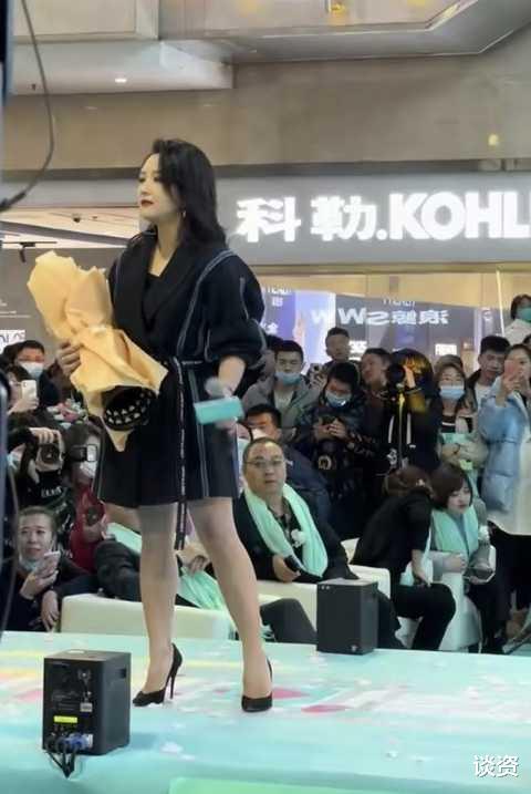 何洁 35岁何洁商演，为养三娃大冬天穿短裙卖力演出，为减肥曾一度脱水