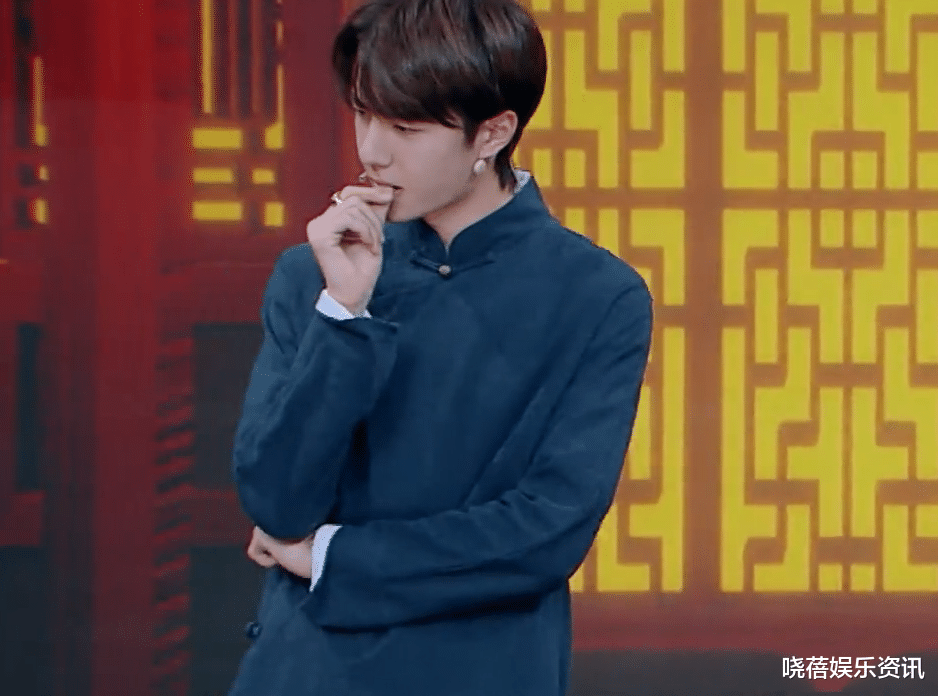 王一博|王一博帅气出场品牌直播，台上啃手，网友：坚持做自己，你最棒