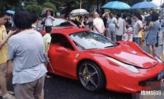 格林妈妈|“不怕娃丢脸？”宝妈开电动车接孩子被吐槽，网友：攀比害人