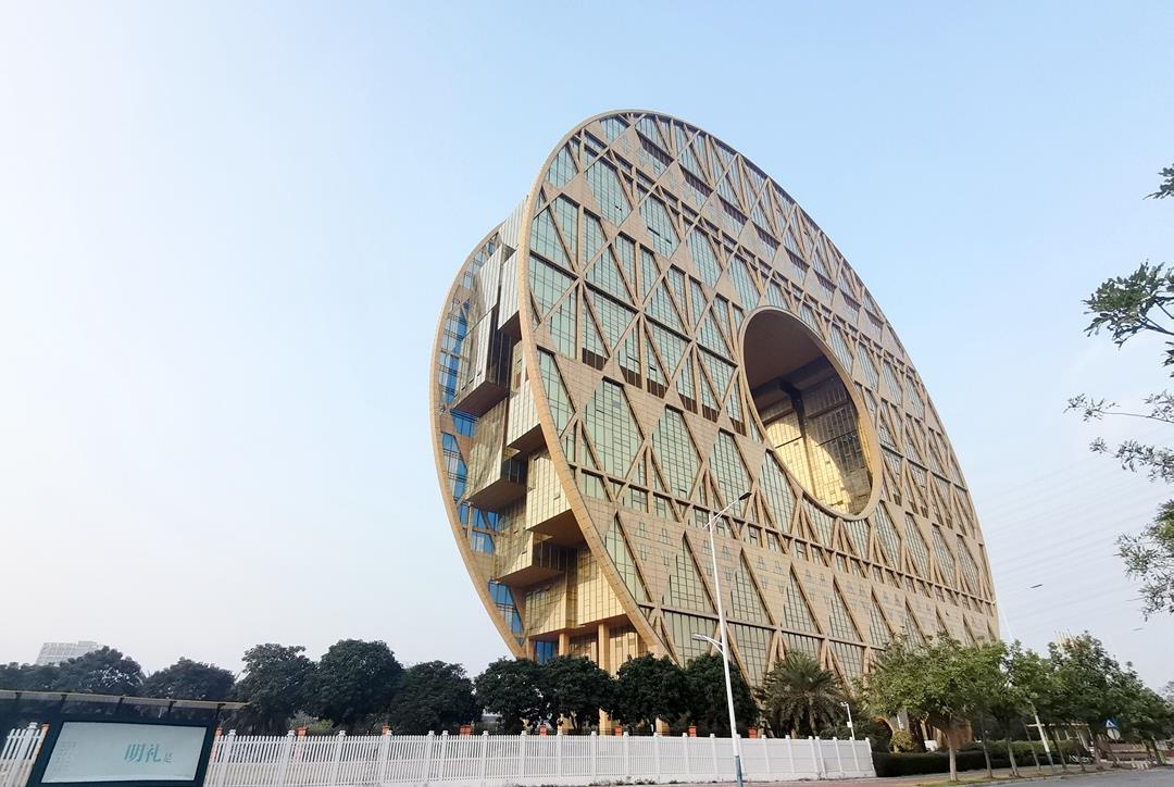 广州荔湾出现“怪异”建筑,正面像个大铜钱,背面像个8字