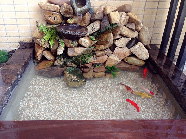 |太有才了!朋友在自家阳台用红砖砌了一个鱼池,确实很漂亮!