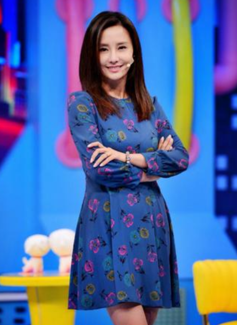 潮流新风 马雅舒44岁还有芭比身材,穿紧身裙不仅没有多余赘肉,还挺有料的