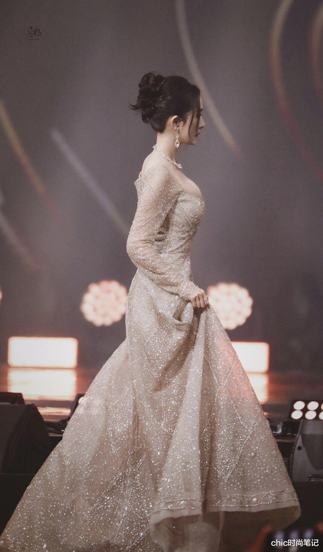 王小蒙|金晨脖子有14cm长,而我们却穿成无脖子星人?