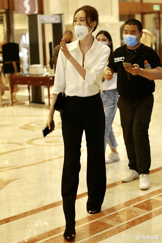 时尚美妆妞|“小章子怡”童瑶气质真高级，穿黑色西装又飒又美，满满的国际范