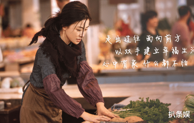 朱珠|朱珠出月子后与好友一同逛街，卷发红唇辣妈范十足，当妈后更漂亮