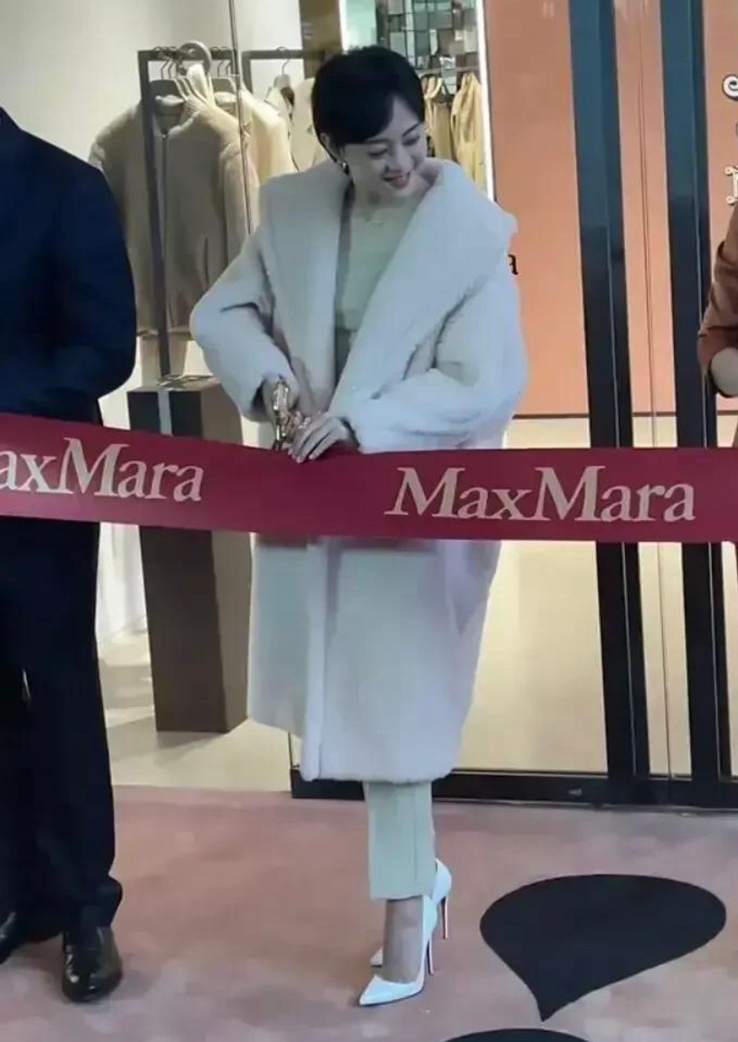 陈星旭|孙俪气质真好，穿毛绒大衣也不显臃肿，就是光脚穿高跟看着有点冷