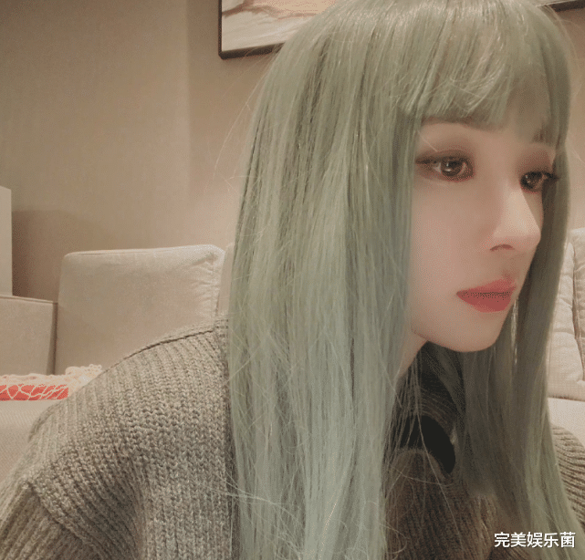 胡冰卿|胡冰卿返厂重修了？染绿发意外撞脸杨幂，网友：鼻子一家医院做的