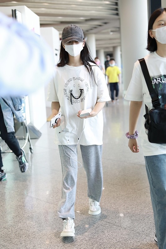 刘美华时尚 杨超越真的招人喜欢，选的休闲服装很低调，反而看着更舒服