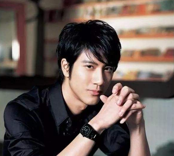 王力宏|王力宏被娃哈哈解约后，身上带的水成亮点，网友：太打脸！