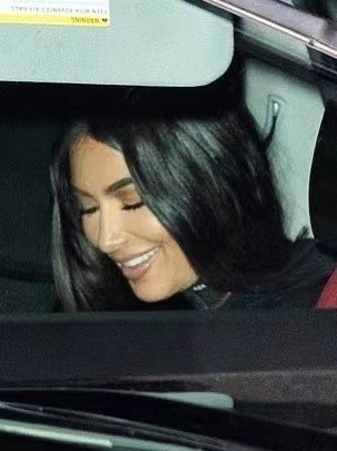 金·卡戴珊|金卡戴珊的穿衣风格大变样！连帽卫衣好显嫩，与鲜肉男友高调约会