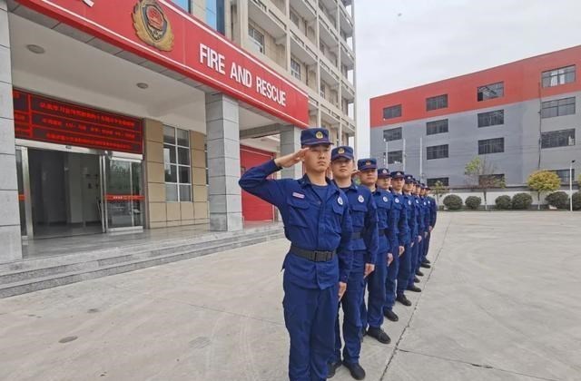 白的漫 今天,我们拍下了鹿邑消防队,不为人知的另一面!
