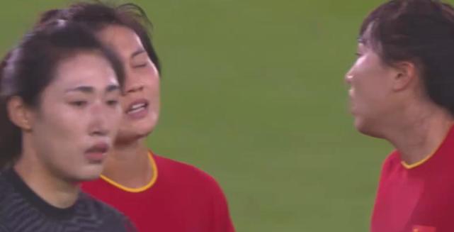 王霜|破案了！女足惨败后，王霜为啥笑了，名嘴贺宇很不客气了