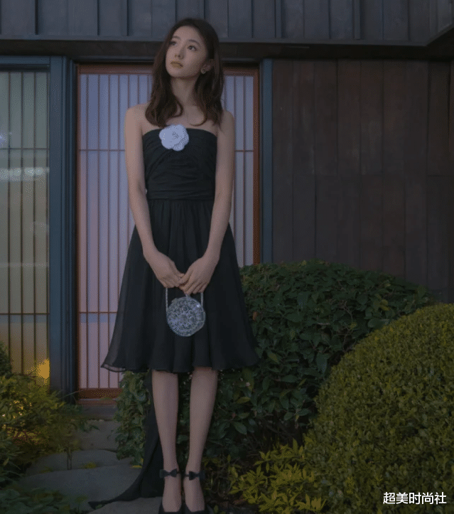 穿衣搭配|谋女郎刘浩存拍珠宝大片，梳高马尾穿黑裙显气场，网友：没气质