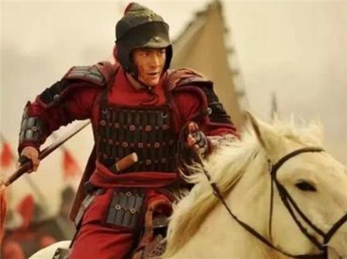 岳飞|岳飞的年俸禄是72000贯，放如今能兑换多少钱？说出来你别怀疑