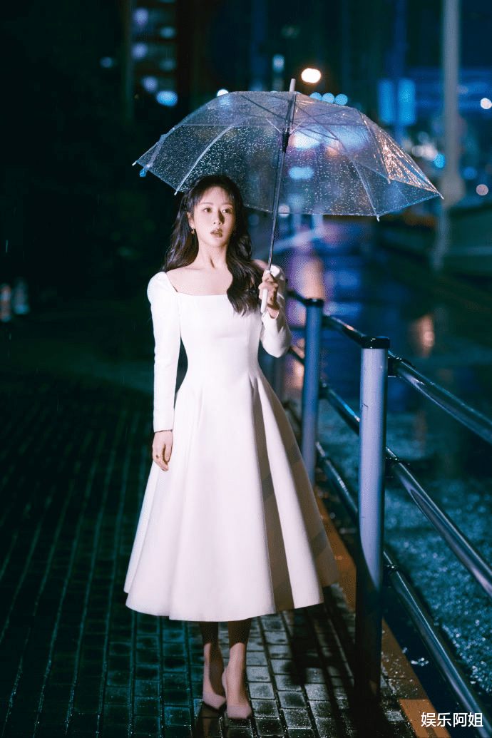 李连杰|热巴、杨紫直播状态比拼！前者冷艳高贵，后者吐舌嘟嘴不顾形象