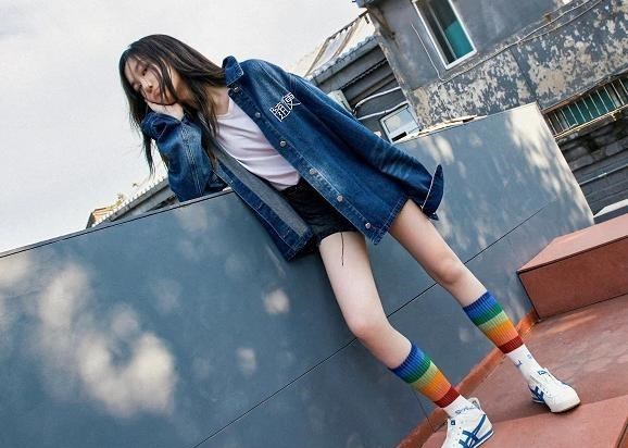 赵薇|王菲女儿和赵薇女儿现身机场，不在一个“档次”，差距一目了然