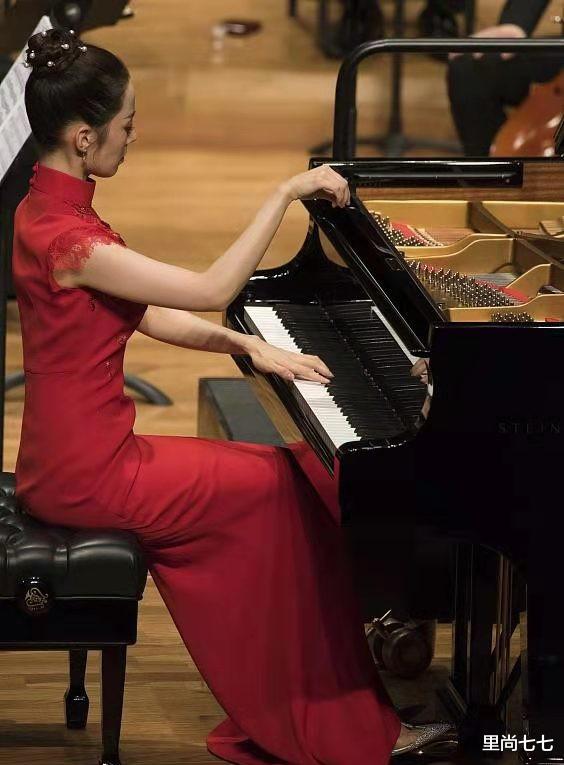 欧阳娜娜|吉娜生娃后变壮实，穿中国红旗袍在婆家捞金，面相和老公越来越像