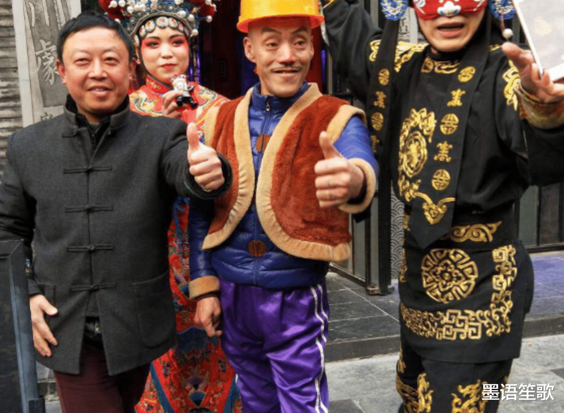 |53岁“光头强”：光环褪去名气散，娇妻豪宅一场梦，如今还没媳妇