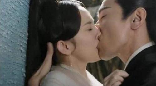 舜网 在拍吻戏时演员为什么只露上半身？事实上，站着接吻真的很痛苦……