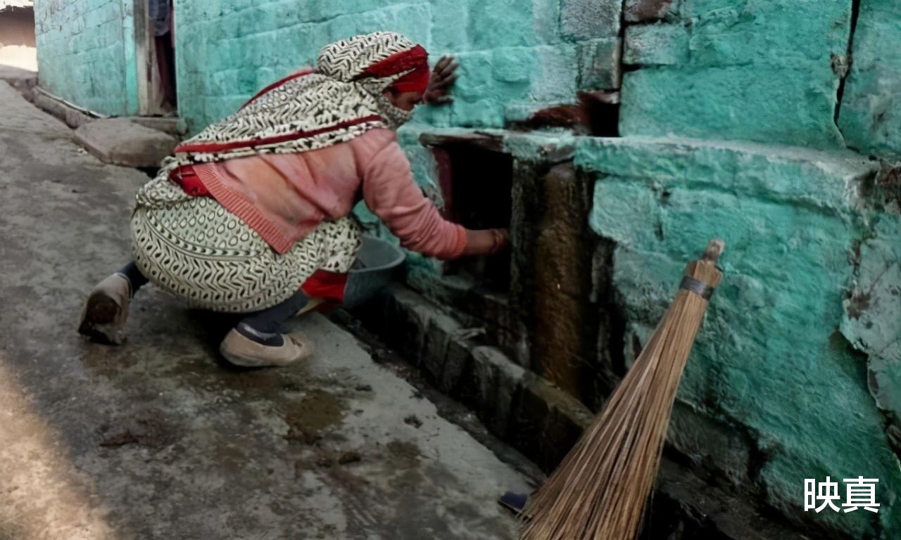 印度掏糞工：全身浸入糞水無防護，月工資1300元，每5天有1人死去-圖3