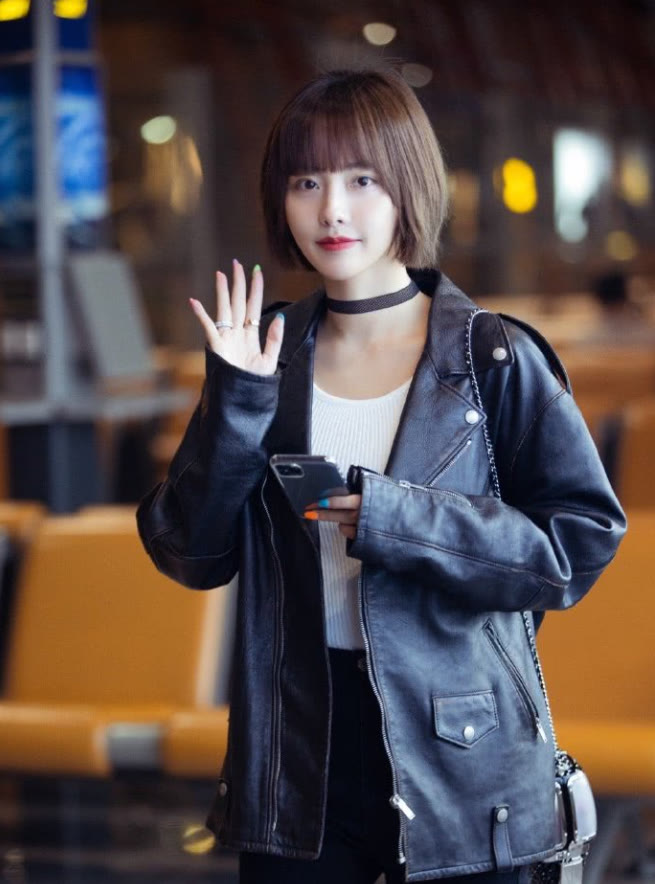 蔡少芬|张嘉倪穿上秋天第一件皮衣，剪学生头好乖，被老公牵着像邻家妹妹