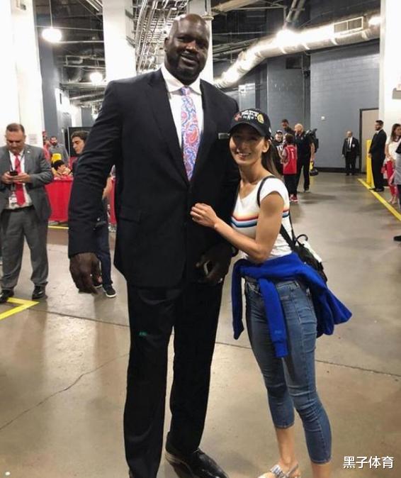 日本队|日本女记者孤身闯NBA，傲人身材不输卡戴珊，和球员合影小鸟依人
