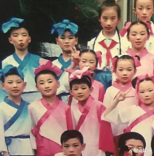 王源|王源小学毕业照被挖出，主持节目小脸被晒通红，小正太形象太可爱