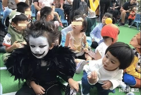 妈妈智囊团|万圣节晚上，带小孩挨家挨户讨糖的爹妈也真是够了