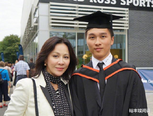 刘嘉玲|刘嘉玲携弟媳跑步减肥，弟媳一头红发抢镜，亿万财富疑留给侄子