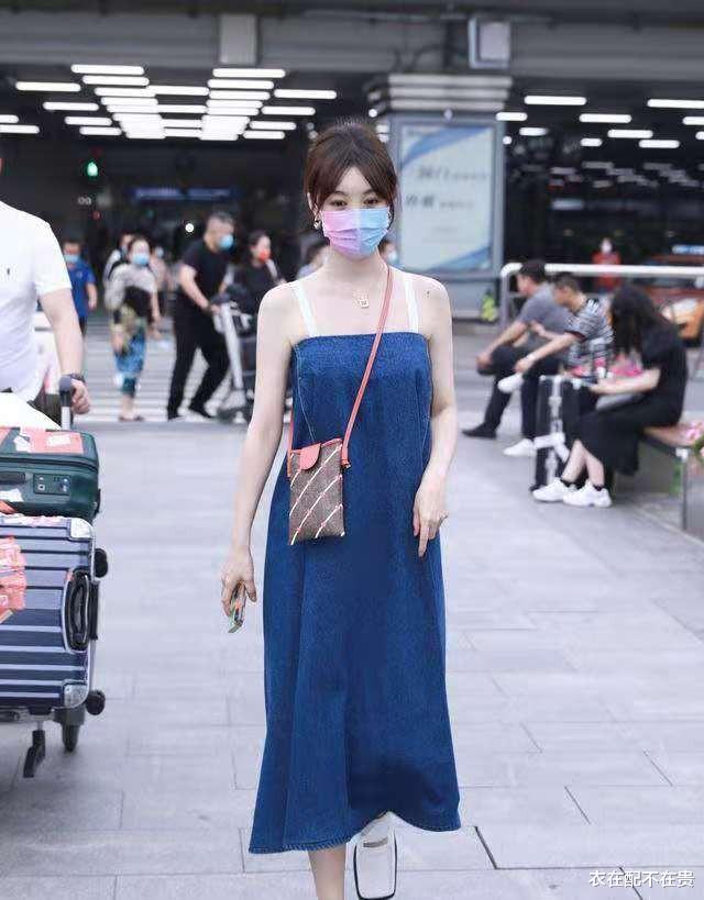 衣在配不在贵|黄晓明前女友真瘦，穿没腰身的牛仔裙都这么苗条，香肩锁骨很惹眼