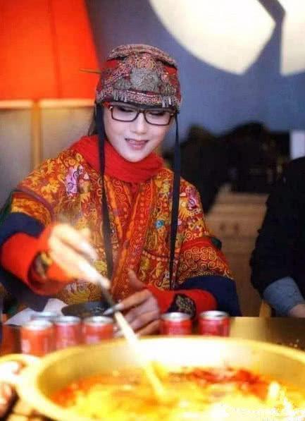 杨丽萍|杨丽萍保留18年原指甲照被曝光,指甲弯曲异常太恐怖,染成明黄色超惹眼