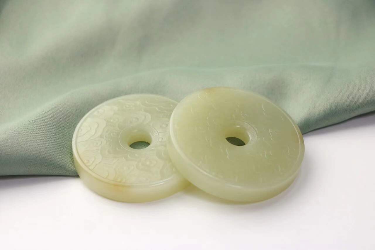 |和田玉久放出现暗纹是什么原因?为什么在家久放没戴的和田玉会出现暗纹或者小裂呢?