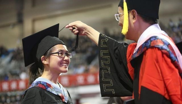 依科育儿吧|高考被录取后，面对高昂学费：困难家庭考生弃学还是入学？